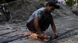 Deru mesin gerinda memecah suasana pagi di lokasi pelaksanaan TNI Manunggal Membangun Desa (TMMD) Reguler ke-129 Kodim 0704/Banjarnegara, Dusun Kunir RT 01 RW 09, Desa Gumelem Kulon, Kecamatan Susukan, Rabu (22/7/2026).