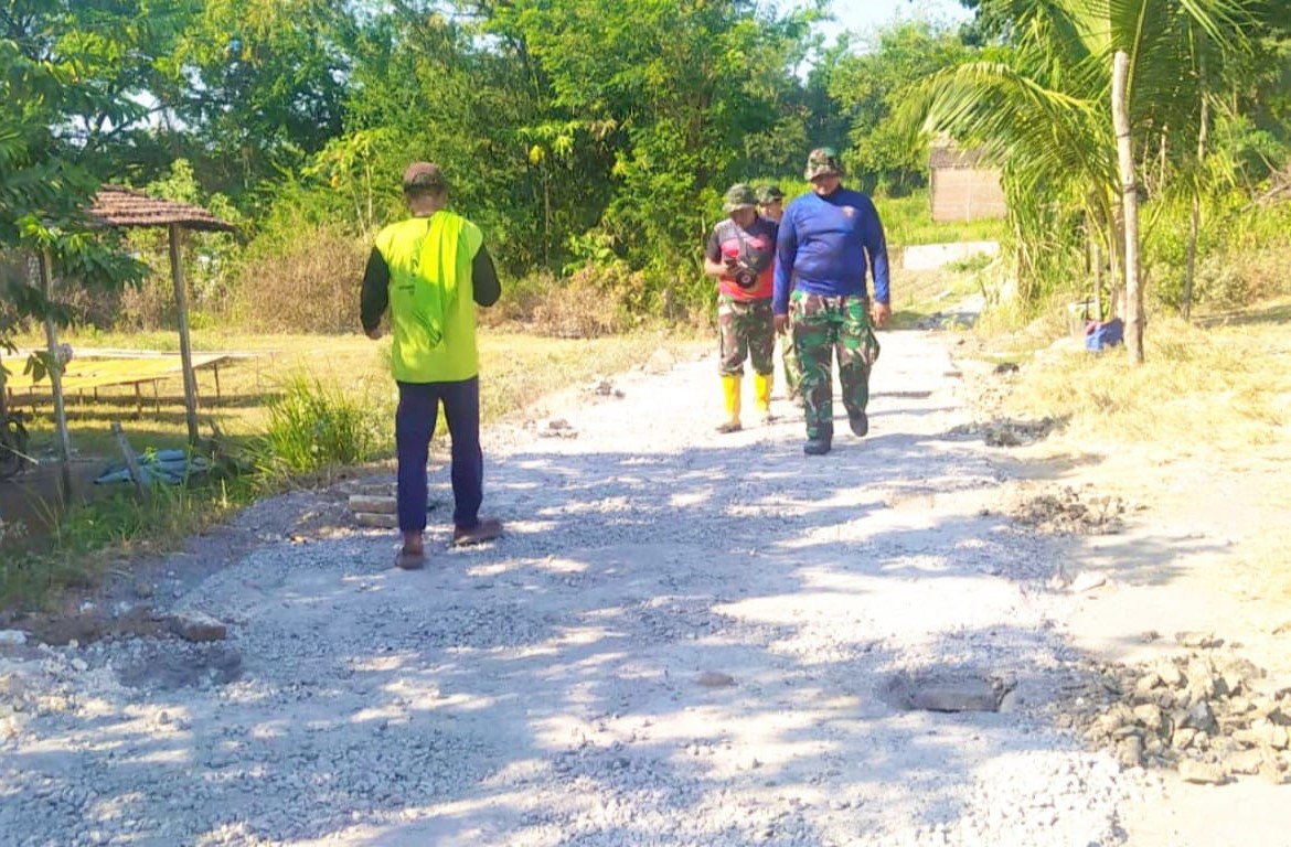 Kami sangat berterima kasih kepada bapak-bapak TNI yang membangun jalan di desa kami. Walaupun pekerjaannya belum selesai, kami yakin setelah rampung nanti akses masyarakat akan jauh lebih baik, sehingga aktivitas sehari-hari menjadi lebih mudah dan nyaman