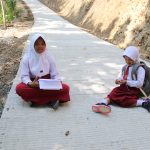 Yubna dan Quin, siswa SDN 6 Gumelem Kulon, menikmati jalan rabat beton hasil program TMMD Reguler ke-129 di Dusun Kunir RT 01/09, Desa Gumelem Kulon, Kecamatan Susukan, Kabupaten Banjarnegara, Rabu (12/8/2026). Foto: Deni Flamboyan/Sumber: Tim TMMD Banjarnegara. Yubna dan Quin, siswa SDN 6 Gumelem Kulon, menikmati jalan rabat beton hasil program TMMD Reguler ke-129 di Dusun Kunir RT 01/09, Desa Gumelem Kulon, Kecamatan Susukan, Kabupaten Banjarnegara, Rabu (12/8/2026). Foto: Deni Flamboyan/Sumber: Tim TMMD Banjarnegara.