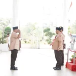 Wakil Wali Kota Bengkulu Ronny PL Tobing menerima tanda penghargaan Gerakan Pramuka usai menjadi pembina upacara peringatan Hari Pramuka ke-65 di Balai Kota Merah Putih, Kota Bengkulu, Jumat (28/8/2026). (Foto: Dok. Deni Flamboyan)
