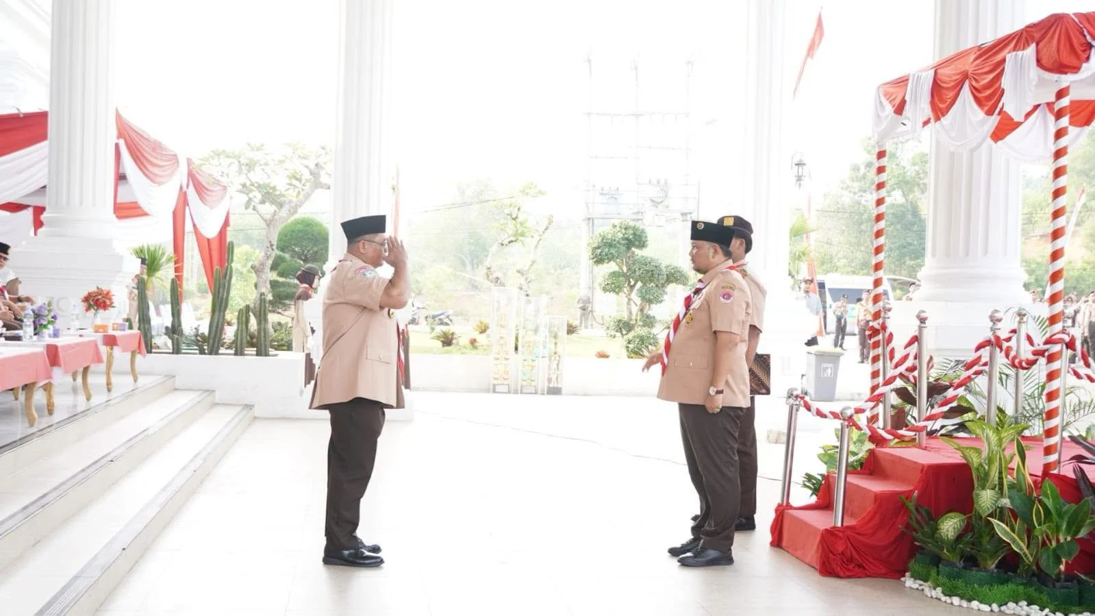 Wakil Wali Kota Bengkulu Ronny PL Tobing menerima tanda penghargaan Gerakan Pramuka usai menjadi pembina upacara peringatan Hari Pramuka ke-65 di Balai Kota Merah Putih, Kota Bengkulu, Jumat (28/8/2026). (Foto: Dok. Deni Flamboyan)