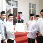 Wali Kota Bengkulu Dedy Wahyudi menandatangani prasasti saat meresmikan Masjid Dhyah Putri di RT 16, Kelurahan Sidomulyo, Kecamatan Gading Cempaka, Selasa (25/8/2026). Peresmian turut dirangkai dengan penyerahan Akta Wakaf sebagai bagian dari penguatan legalitas masjid.