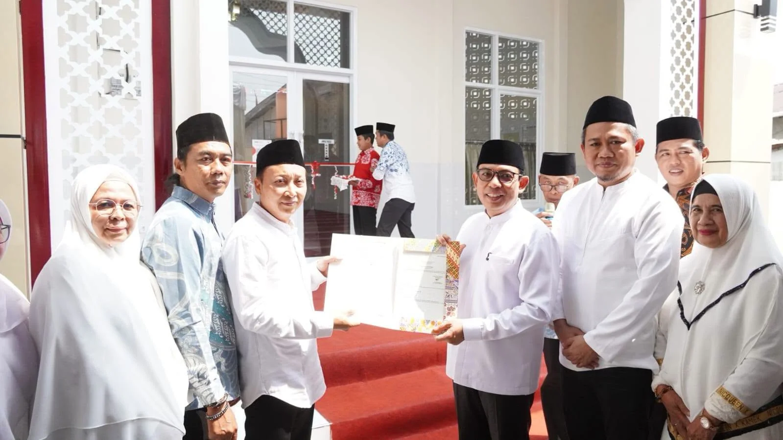 Wali Kota Bengkulu Dedy Wahyudi menandatangani prasasti saat meresmikan Masjid Dhyah Putri di RT 16, Kelurahan Sidomulyo, Kecamatan Gading Cempaka, Selasa (25/8/2026). Peresmian turut dirangkai dengan penyerahan Akta Wakaf sebagai bagian dari penguatan legalitas masjid.