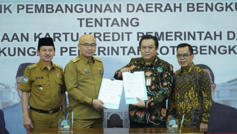 Pemerintah Kota (Pemkot) Bengkulu dengan PT Bank Pembangunan Daerah Bengkulu melakukan penandatanganan perjanjian kerjasama terkait penggunaan kartu kredit pemerintah daerah di lingkungan Pemkot Bengkulu, Selasa (27/02/2024). Flamboyan Foto/Deni