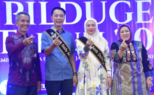 Bupati Fikri dan Ketua TP PKK Dikukuhkan sebagai Ayah–Bunda Genre, di Ruang Pola Pemkab Rejang Lebong, Minggu (30/11). (Foto: Istimewa)