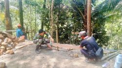 Salah satunya terlihat saat Pak Wondo, warga Dusun Kunir RT 01/RW 09, Desa Gumelem Kulon, Kecamatan Susukan, turut membantu proses pengukuran pembangunan Pos Kamling bersama personel Satgas TMMD, Selasa (21/07/2026).