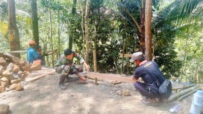 Salah satunya terlihat saat Pak Wondo, warga Dusun Kunir RT 01/RW 09, Desa Gumelem Kulon, Kecamatan Susukan, turut membantu proses pengukuran pembangunan Pos Kamling bersama personel Satgas TMMD, Selasa (21/07/2026).