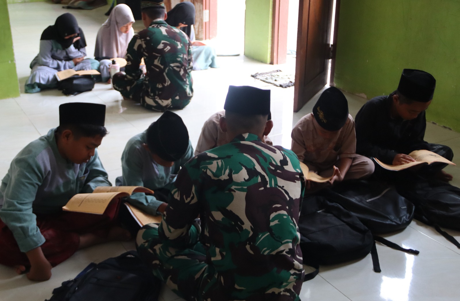 Suasana hangat terlihat di TPQ Nurul Huda, Dusun Krebet, Selasa (21/7/2026), ketika puluhan santri mengikuti pembelajaran mengaji bersama personel Satgas TMMD. Duduk bersila bersama anak-anak, Serda Risky dan Prada Achmad membimbing mereka membaca Iqra, menghafal surah-surah pendek, serta mengenalkan kisah-kisah keteladanan para nabi.