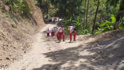 Suasana berbeda menyambut kepulangan Fajar (11), siswa sekolah dasar asal Dusun Kunir RT 01 RW 09, Desa Gumelem Kulon, Kecamatan Susukan, Kabupaten Banjarnegara, pada Rabu (22/7/2026).
