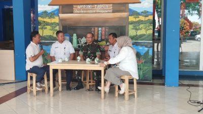 Semangat gotong royong yang menjadi ruh pelaksanaan TMMD Reguler ke-129 Tahun Anggaran 2026 Kodim 0704/Banjarnegara tidak hanya terlihat di lokasi pembangunan di Dusun Kunir RT 01/RW 09, Desa Gumelem Kulon, Kecamatan Susukan. Nilai kebersamaan itu juga digaungkan melalui dialog interaktif Warung Tarsun RRI Purwokerto, Rabu (22/7/2026).
