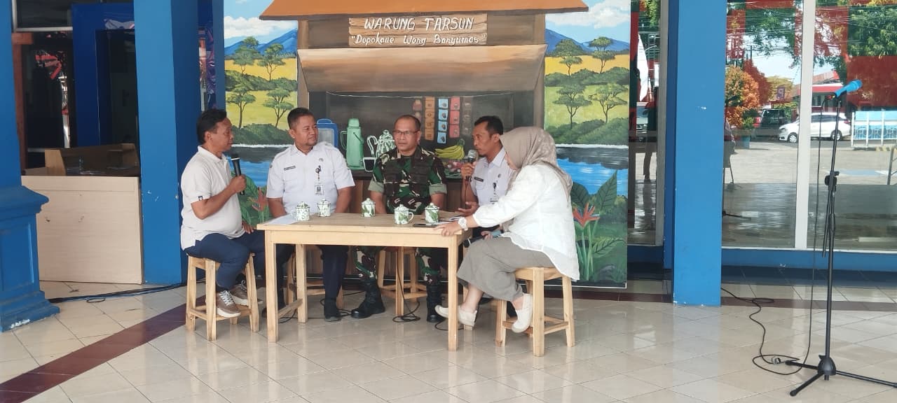 Semangat gotong royong yang menjadi ruh pelaksanaan TMMD Reguler ke-129 Tahun Anggaran 2026 Kodim 0704/Banjarnegara tidak hanya terlihat di lokasi pembangunan di Dusun Kunir RT 01/RW 09, Desa Gumelem Kulon, Kecamatan Susukan. Nilai kebersamaan itu juga digaungkan melalui dialog interaktif Warung Tarsun RRI Purwokerto, Rabu (22/7/2026).