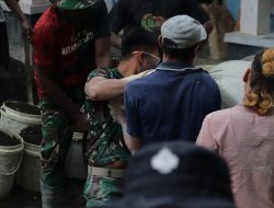 Satu Karung Semen Satu Tekad Bersama Kekompakan Pratu Diki dan Tono Percepat Pembangunan Jalan TMMD