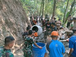 Jalan Harapan Mulai Terbentang, Satgas TMMD dan Warga Gumelem Kulon Pacu Pengecoran Rabat Beton