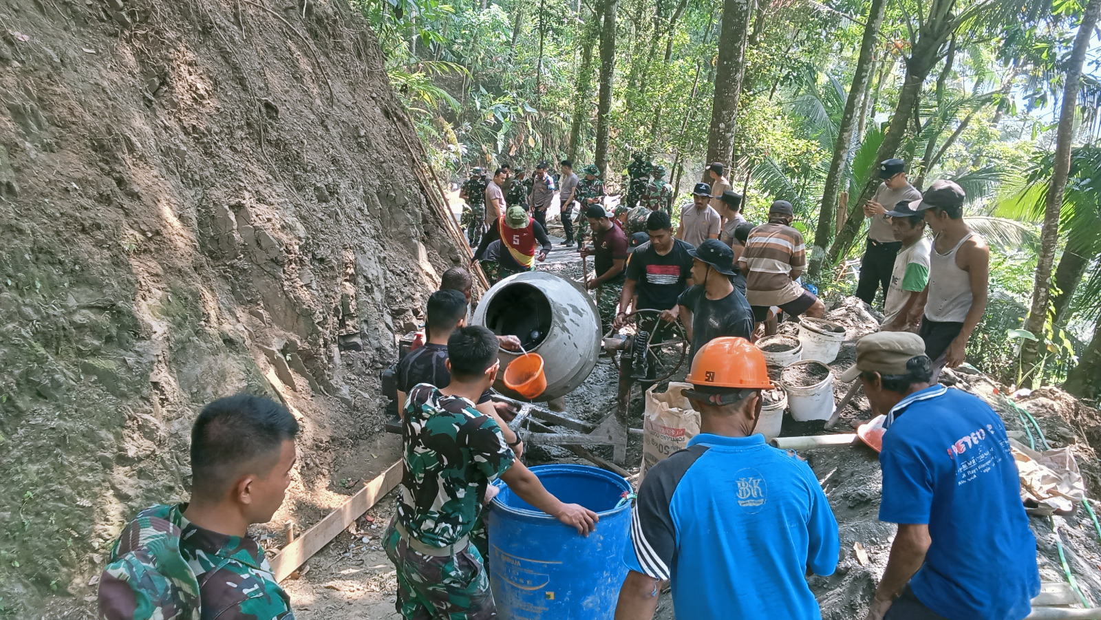 Semangat gotong royong kembali menjadi pemandangan utama di Dusun Kunir, RT 01/RW 09, Desa Gumelem Kulon, Kecamatan Susukan, Kabupaten Banjarnegara. Sejak pagi, personel Satgas TMMD Reguler ke-129 Kodim 0704/Banjarnegara bersama warga bahu-membahu mempercepat pengecoran jalan rabat beton yang menjadi salah satu sasaran utama program TMMD Tahun Anggaran 2026, Jumat (17/7/2026).