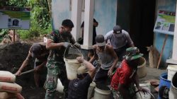 Di Dusun Kunir RT 01 RW 09, Desa Gumelem Kulon, Kecamatan Susukan, Minggu (26/7/2026), warga dan prajurit bahu-membahu melangsir material menuju mesin molen guna mempercepat pembangunan jalan rabat beton sepanjang 737 meter, lebar 2,5 meter, dan tebal 15 sentimeter.