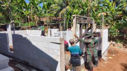 Pada Senin (27/7/2026), personel Satgas TMMD bersama masyarakat bergotong royong memasang dinding rumah menggunakan bata hebel sebagai penanda pembangunan telah memasuki tahapan berikutnya.