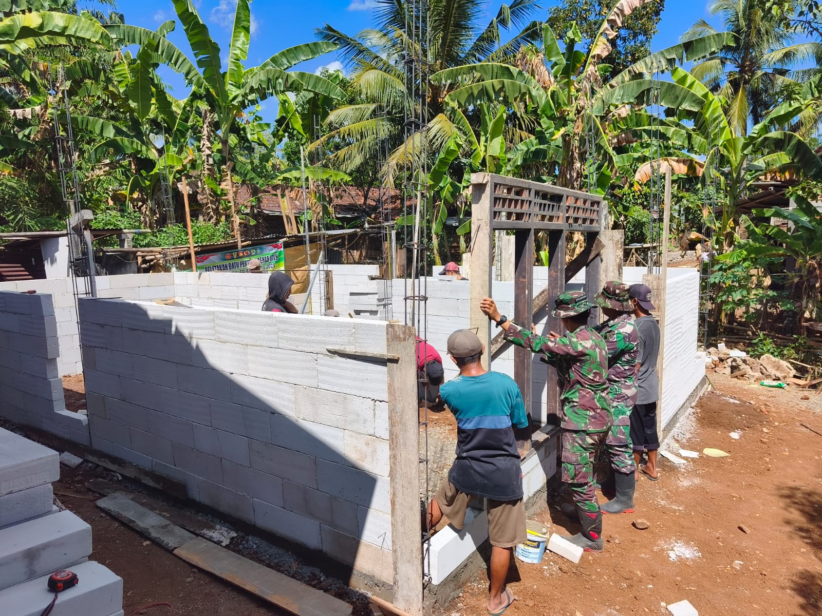Pada Senin (27/7/2026), personel Satgas TMMD bersama masyarakat bergotong royong memasang dinding rumah menggunakan bata hebel sebagai penanda pembangunan telah memasuki tahapan berikutnya.
