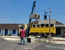 Kejar Penyelesaian Drainase, Satgas TMMD Ke-129 Bojonegoro Distribusikan Material U-Ditch ke Dusun Krebet