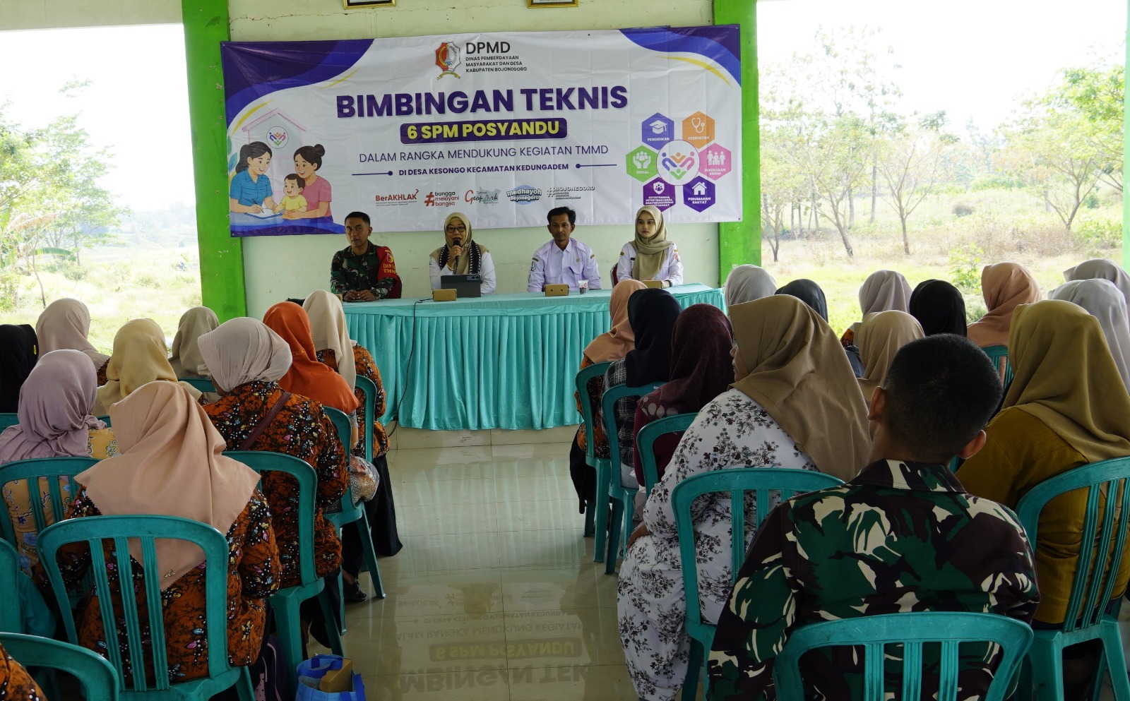 Satgas TMMD bersama Dinas Pemberdayaan Masyarakat dan Desa (DPMD) Kabupaten Bojonegoro yakni memberikan pembekalan kepada kader Posyandu melalui kegiatan Bimbingan Teknis (Bimtek) Posyandu berbasis 6 Standar Pelayanan Minimal (SPM) di Desa Kesongo, Kecamatan Kedungadem, Rabu (29/7/2026).