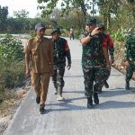 Salah satu pekerjaan yang menjadi perhatian Satgas TMMD adalah pemasangan bekisting atau cetakan cor. Tahap ini dilakukan secara teliti agar hasil pengecoran memiliki ukuran, ketebalan, dan kemiringan yang sesuai standar.