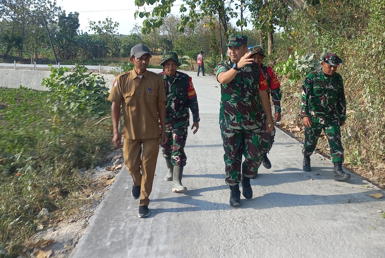 Salah satu pekerjaan yang menjadi perhatian Satgas TMMD adalah pemasangan bekisting atau cetakan cor. Tahap ini dilakukan secara teliti agar hasil pengecoran memiliki ukuran, ketebalan, dan kemiringan yang sesuai standar.