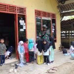 Di tengah pengerjaan jalan rabat beton sepanjang 737 meter di Dusun Kunir RT 01/RW 09, Desa Gumelem Kulon, Kecamatan Susukan, Jumat (31/7/2026), suasana hangat tercipta ketika Serka Munasibun menyempatkan diri menyapa anak-anak PAUD yang melintas di sekitar lokasi proyek.