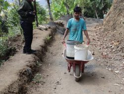 Dorong Angkong Berisi Pasir, Ali Supriyono Jadi Simbol Semangat Gotong Royong TMMD Banjarnegara