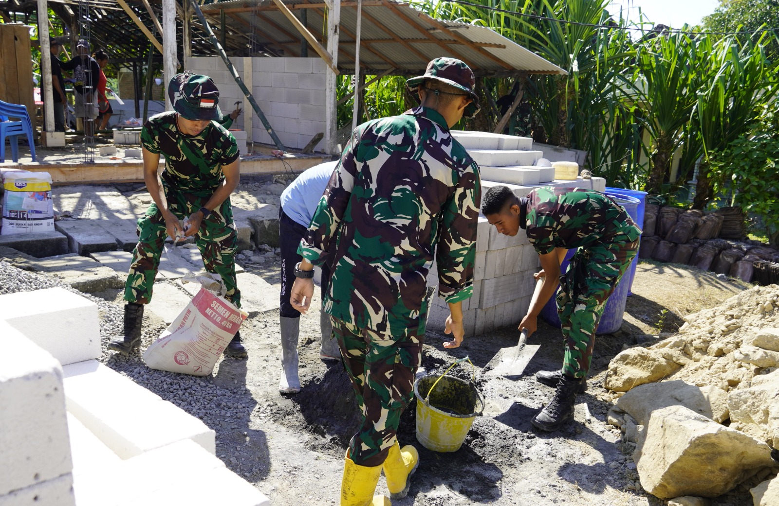 Semangat kebersamaan yang tumbuh di lokasi menjadi cerminan nyata pelaksanaan TMMD ke-129 yang mengusung tema "TMMD Satukan Langkah Membangun Negeri dari Desa." Program tersebut tidak hanya berorientasi pada pembangunan fisik, tetapi juga memperkuat hubungan antara TNI dan masyarakat.