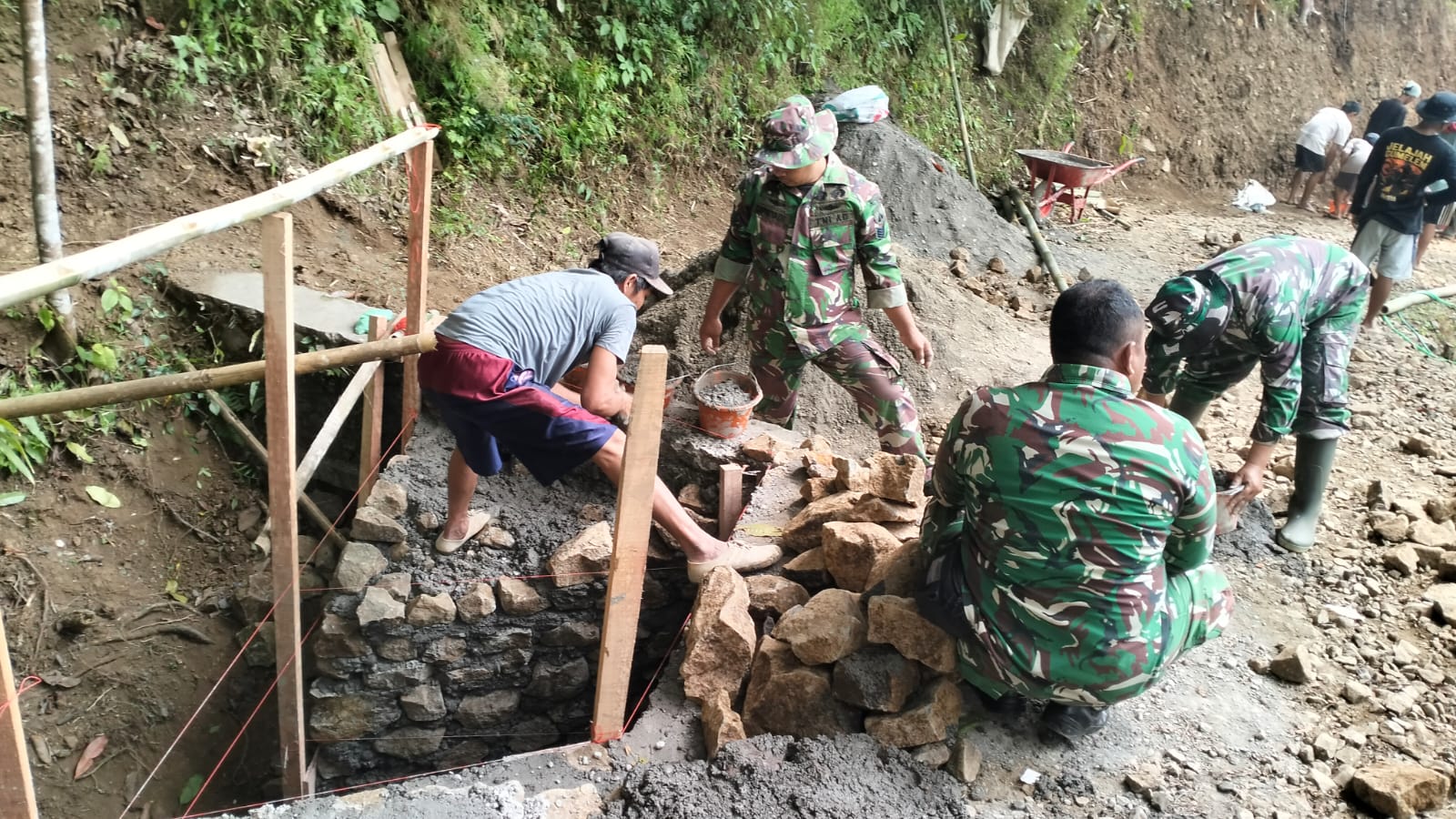 Semangat kebersamaan kembali menjadi kekuatan utama dalam pelaksanaan TMMD Reguler ke-129 Tahun Anggaran 2026 Kodim 0704/Banjarnegara. Di Dusun Kunir RT 01 RW 09, Desa Gumelem Kulon, Kecamatan Susukan, pembangunan gorong-gorong plat beton terus dikebut dan hingga Minggu (19/7/2026)