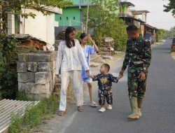 Bikin Haru! Satgas TMMD 129 Bojonegoro Jadi “Kakak Baru” Anak-Anak Desa, Momen Hangat Ini Curi Perhatian Warga