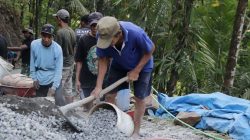 Sejak pagi, Rido tampak tak henti mengayunkan cangkul untuk meratakan hamparan batu split yang menjadi lapisan dasar jalan rabat beton. Bersama personel Satgas TMMD, ia bekerja penuh semangat demi mempercepat pembangunan akses jalan yang telah lama dinantikan masyarakat, Senin (20/7/2026).