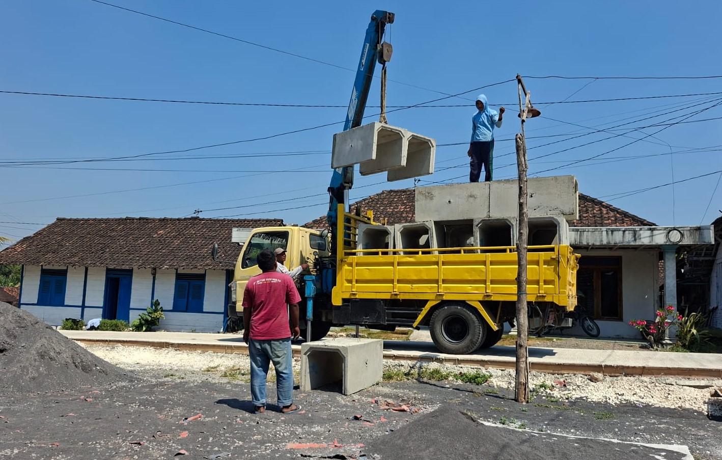 "Pengelolaan logistik yang terencana dan sinergi seluruh unsur yang terlibat menjadi faktor penting agar pekerjaan dapat berjalan sesuai target, baik dari sisi waktu maupun kualitas hasil pembangunan," ujar Lettu Ckm Purnomo, Senin (27/7/2026).