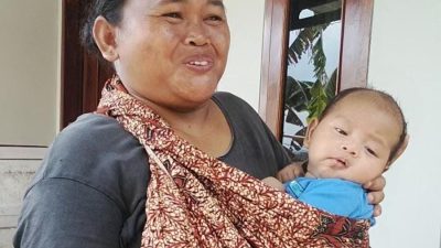 Sejak pagi, warga dari berbagai kalangan memadati lokasi kegiatan untuk mendapatkan layanan kesehatan. Lansia, ibu rumah tangga, petani, hingga anak-anak tampak antusias mengikuti pemeriksaan kesehatan, konsultasi medis, serta menerima obat-obatan sesuai dengan kondisi dan keluhan yang dialami.