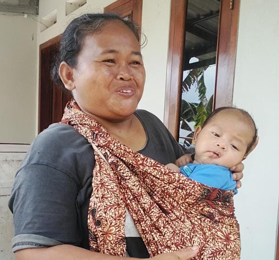 Sejak pagi, warga dari berbagai kalangan memadati lokasi kegiatan untuk mendapatkan layanan kesehatan. Lansia, ibu rumah tangga, petani, hingga anak-anak tampak antusias mengikuti pemeriksaan kesehatan, konsultasi medis, serta menerima obat-obatan sesuai dengan kondisi dan keluhan yang dialami.