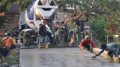Semangat gotong royong tampak menjadi kekuatan utama di lokasi pembangunan. Prajurit TNI dan masyarakat bahu-membahu menyelesaikan pekerjaan dengan penuh semangat agar target penyelesaian dapat tercapai sesuai jadwal tanpa mengabaikan kualitas konstruksi.