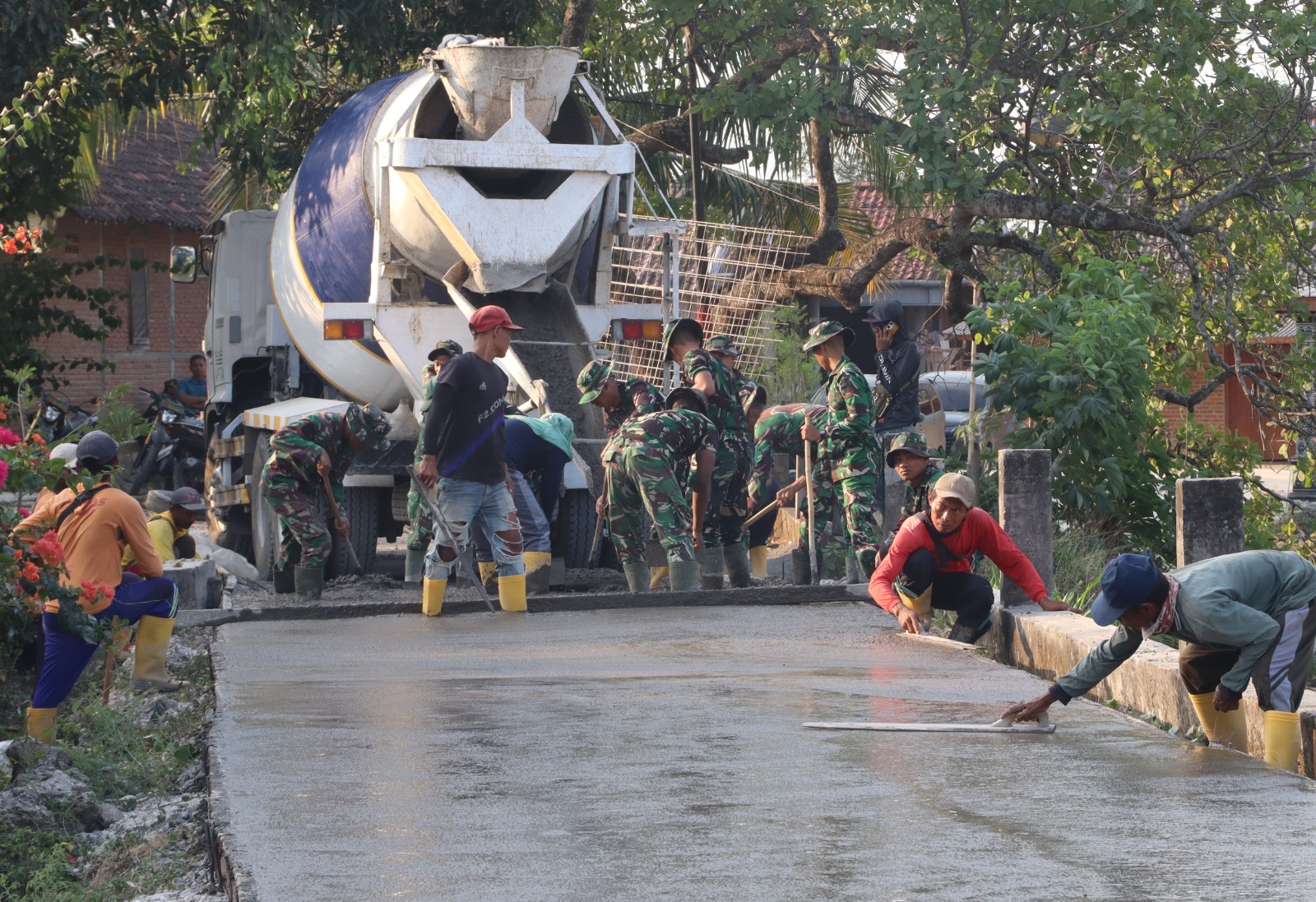 Semangat gotong royong tampak menjadi kekuatan utama di lokasi pembangunan. Prajurit TNI dan masyarakat bahu-membahu menyelesaikan pekerjaan dengan penuh semangat agar target penyelesaian dapat tercapai sesuai jadwal tanpa mengabaikan kualitas konstruksi.