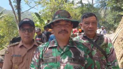 Untuk memastikan pelaksanaan pembangunan berjalan sesuai rencana, Danramil 09/Susukan Kapten Inf Masrukin didampingi Kepala Desa Gumelem Kulon, Arief Machbub, serta Babinsa meninjau langsung progres pekerjaan di lokasi, Rabu (22/7/2026).