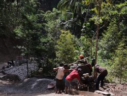 Gotong Royong Angkat Molen Semangat Kebersamaan Percepat Pembangunan Jalan TMMD