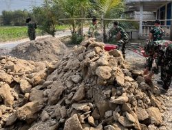 Selain memperbaiki bagian dinding, sejumlah anggota TNI bersama masyarakat juga bergotong royong menyelesaikan pekerjaan lain, mulai dari pengadukan material hingga pemasangan keramik lantai.