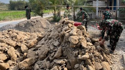 Selain memperbaiki bagian dinding, sejumlah anggota TNI bersama masyarakat juga bergotong royong menyelesaikan pekerjaan lain, mulai dari pengadukan material hingga pemasangan keramik lantai.