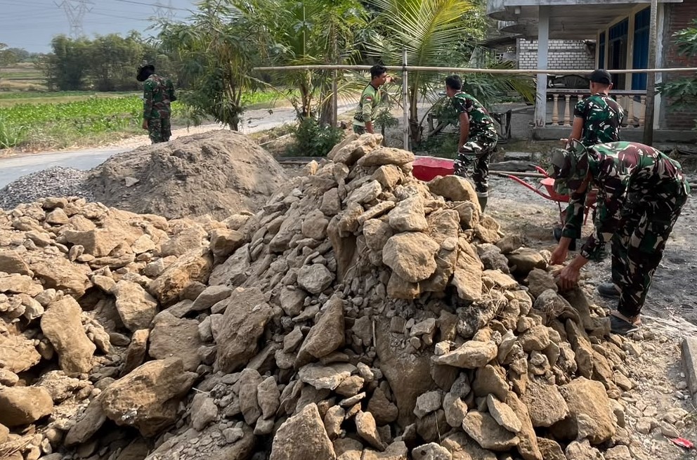 Selain memperbaiki bagian dinding, sejumlah anggota TNI bersama masyarakat juga bergotong royong menyelesaikan pekerjaan lain, mulai dari pengadukan material hingga pemasangan keramik lantai.