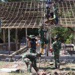 Kebersamaan antara prajurit TNI dan masyarakat kembali terlihat saat proses renovasi rumah milik Mbah Kardo (86) memasuki tahap pemasangan atap, Kamis (30/7/2026).