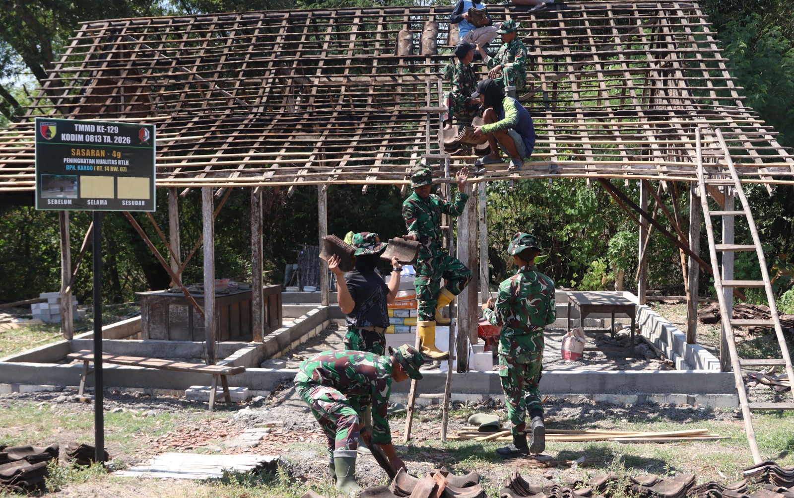 Kebersamaan antara prajurit TNI dan masyarakat kembali terlihat saat proses renovasi rumah milik Mbah Kardo (86) memasuki tahap pemasangan atap, Kamis (30/7/2026).
