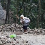 saat membantu melangsir batu kecil menggunakan karung dalam kegiatan TMMD Reguler ke-129 Tahun Anggaran 2026 Kodim 0704/Banjarnegara, Jumat (31/7/2026).