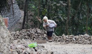 saat membantu melangsir batu kecil menggunakan karung dalam kegiatan TMMD Reguler ke-129 Tahun Anggaran 2026 Kodim 0704/Banjarnegara, Jumat (31/7/2026).