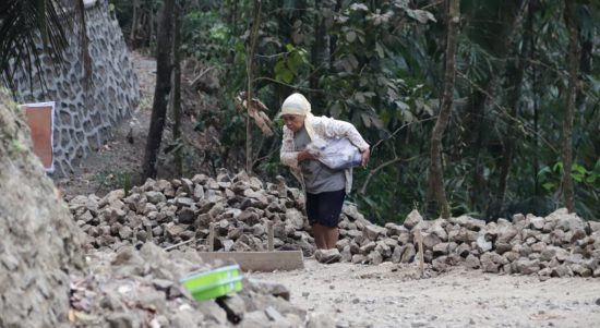 saat membantu melangsir batu kecil menggunakan karung dalam kegiatan TMMD Reguler ke-129 Tahun Anggaran 2026 Kodim 0704/Banjarnegara, Jumat (31/7/2026).