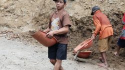 Minto tampak bolak-balik membawa tanah menggunakan alat sederhana menuju lokasi pekerjaan. Meski harus melewati jalur menanjak dengan beban yang cukup berat, semangatnya tidak surut. Baginya, setiap angkutan tanah merupakan kontribusi nyata bagi kemajuan desanya.