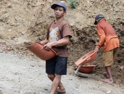 Minto Tak Kenal Lelah, Langsir Tanah Demi Talud Kokoh untuk Desa