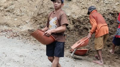 Minto tampak bolak-balik membawa tanah menggunakan alat sederhana menuju lokasi pekerjaan. Meski harus melewati jalur menanjak dengan beban yang cukup berat, semangatnya tidak surut. Baginya, setiap angkutan tanah merupakan kontribusi nyata bagi kemajuan desanya.