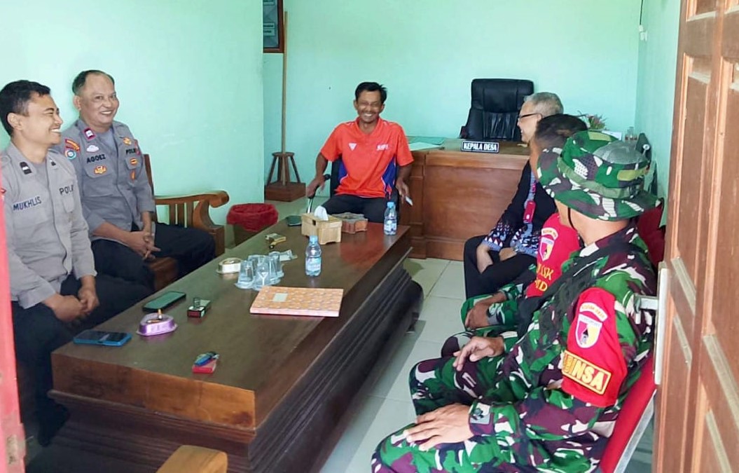 Komandan SSK Satgas TMMD ke-129 Kodim 0813/Bojonegoro, Lettu Ckm Purnomo, bersama Babinsa Desa Kesongo, Serka Lasmidi, melakukan kunjungan silaturahmi ke Kepala Desa Kesongo, Kusnadi, di sela pelaksanaan program TMMD.